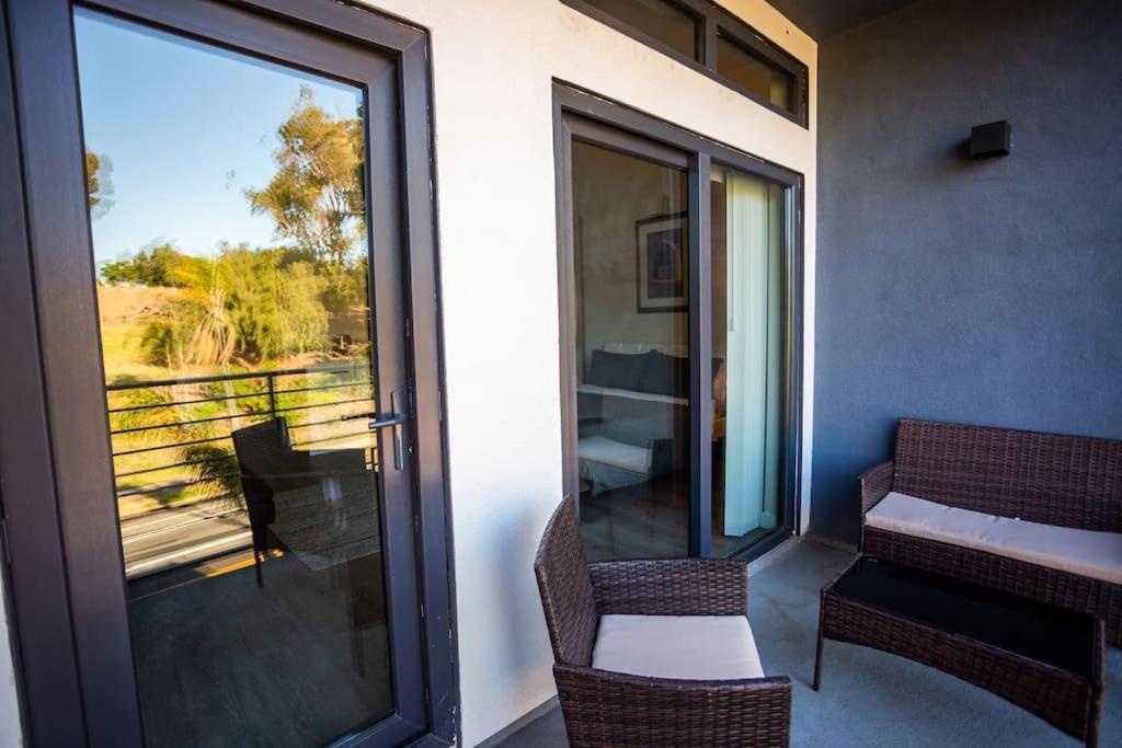 Awesome Balboa And Downtown View With Cozy Patio *